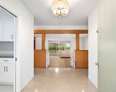 6204 S Corning Avenue - Photo Thumbnail 4