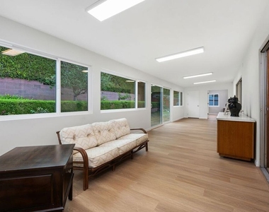 6204 S Corning Avenue - Photo Thumbnail 11