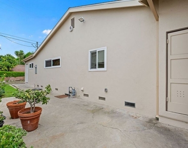 6204 S Corning Avenue - Photo Thumbnail 32