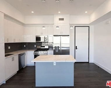 5254 Denny Avenue - Photo Thumbnail 4