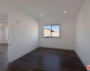 5254 Denny Avenue - Photo Thumbnail 5