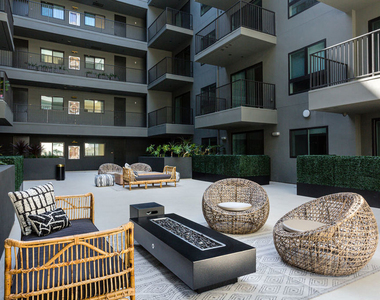 269 S Mariposa Avenue - Photo Thumbnail 5