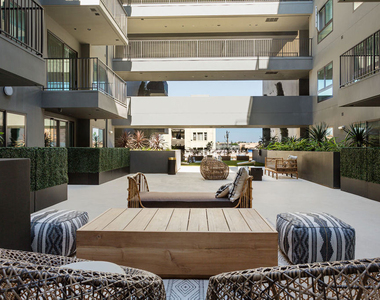 269 S Mariposa Avenue - Photo Thumbnail 6