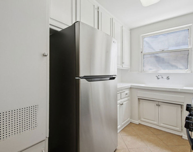 1138 S Sherbourne Drive - Photo Thumbnail 6