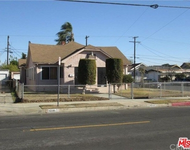 4240 S Denker Avenue - Photo Thumbnail 4