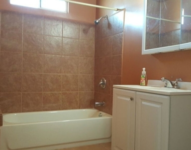 4240 S Denker Avenue - Photo Thumbnail 3