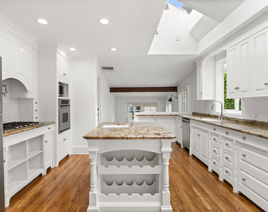 521 Westbourne Drive - Photo Thumbnail 5