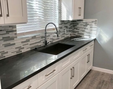 815 S Sherbourne Drive - Photo Thumbnail 3