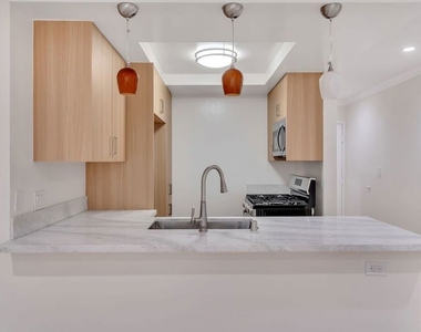 1520 N Vista Street - Photo Thumbnail 4
