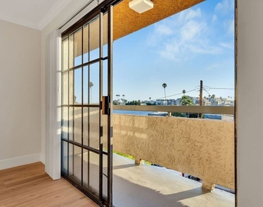 1520 N Vista Street - Photo Thumbnail 9