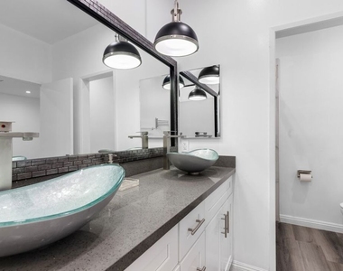 1727 S Bentley Avenue - Photo Thumbnail 11