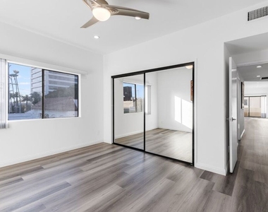 1727 S Bentley Avenue - Photo Thumbnail 16