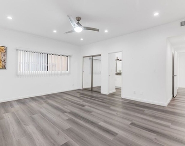 1727 S Bentley Avenue - Photo Thumbnail 12