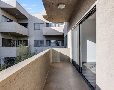 1727 S Bentley Avenue - Photo Thumbnail 8