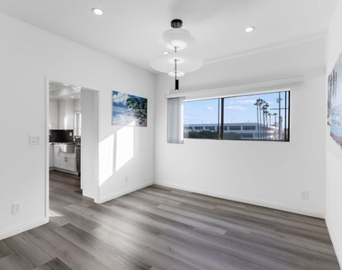 1727 S Bentley Avenue - Photo Thumbnail 3