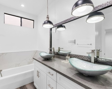 1727 S Bentley Avenue - Photo Thumbnail 10