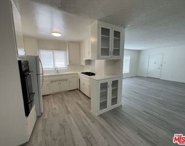 922 S Bedford Street - Photo Thumbnail 2