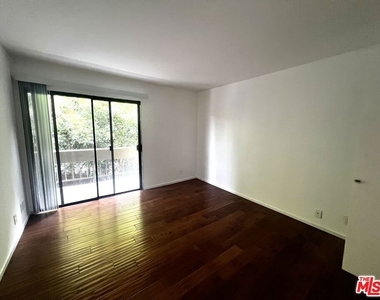 750 N Kings Road - Photo Thumbnail 7