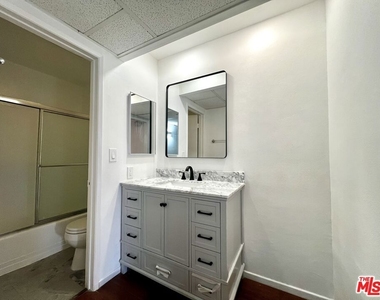 750 N Kings Road - Photo Thumbnail 8