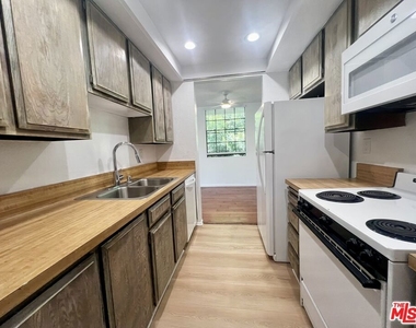 750 N Kings Road - Photo Thumbnail 4