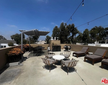 750 N Kings Road - Photo Thumbnail 11