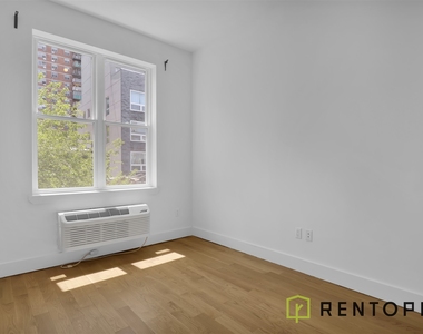 28 Meserole Street - Photo Thumbnail 2