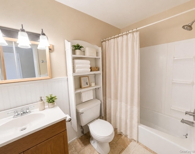 274 Hooker Avenue - Photo Thumbnail 5