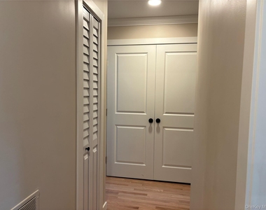 452 Somerset Drive - Photo Thumbnail 16