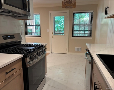 452 Somerset Drive - Photo Thumbnail 8