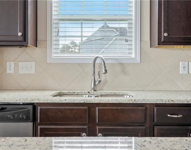 820 Leah Street - Photo Thumbnail 3