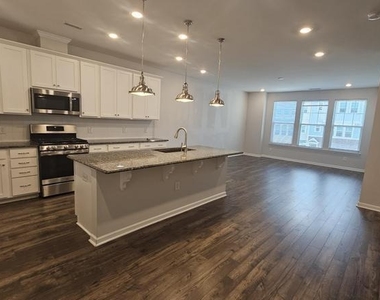 1038 Manorhaven Drive - Photo Thumbnail 5