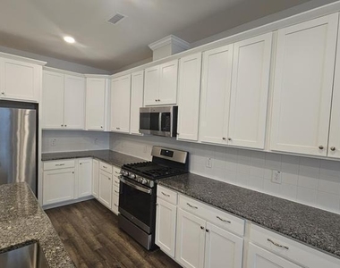 1038 Manorhaven Drive - Photo Thumbnail 4