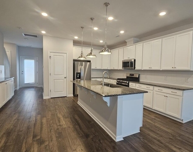 1038 Manorhaven Drive - Photo Thumbnail 3