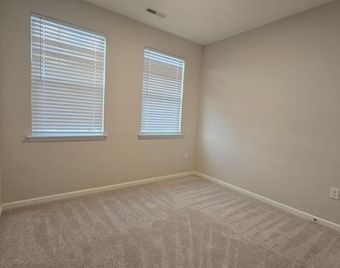1038 Manorhaven Drive - Photo Thumbnail 8