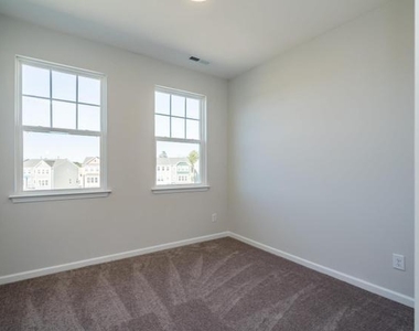 1038 Manorhaven Drive - Photo Thumbnail 9