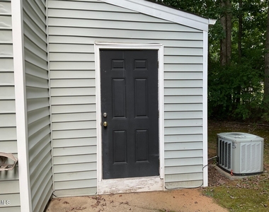 101 Luxon Place - Photo Thumbnail 33