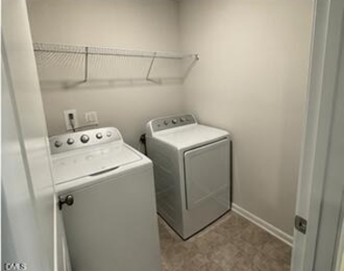 243 Paramount Drive - Photo Thumbnail 5