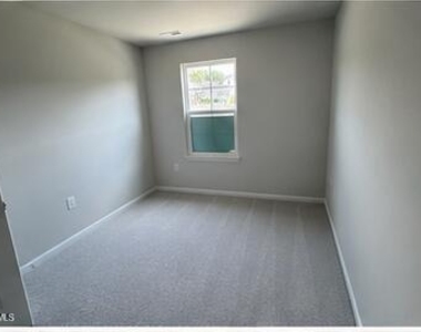 243 Paramount Drive - Photo Thumbnail 3