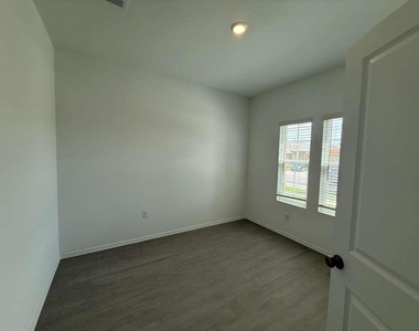 109 Imola St - Photo Thumbnail 21