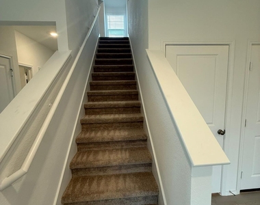 109 Imola St - Photo Thumbnail 7