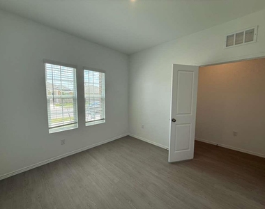 109 Imola St - Photo Thumbnail 20
