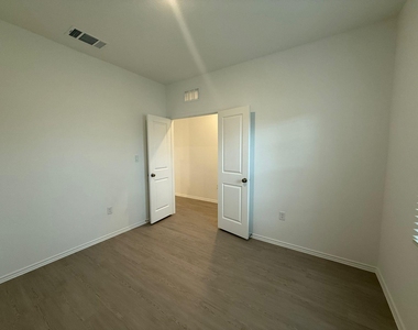 109 Imola St - Photo Thumbnail 5