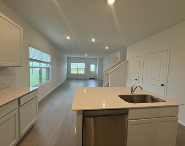 109 Imola St - Photo Thumbnail 6