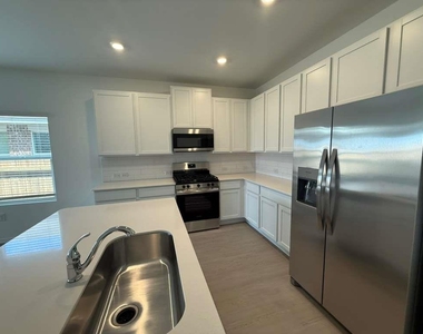 109 Imola St - Photo Thumbnail 9