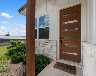 308 E 19th 1/2 St - Photo Thumbnail 2