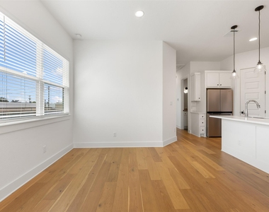 308 E 19th 1/2 St - Photo Thumbnail 10
