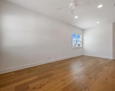 308 E 19th 1/2 St - Photo Thumbnail 4