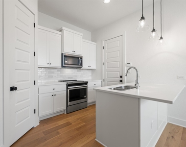 308 E 19th 1/2 St - Photo Thumbnail 13