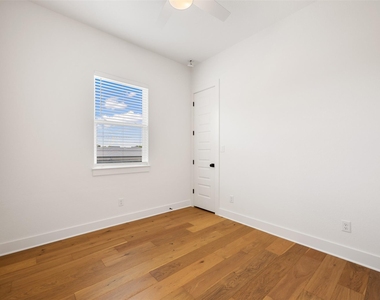 308 E 19th 1/2 St - Photo Thumbnail 18