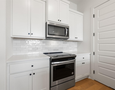 308 E 19th 1/2 St - Photo Thumbnail 14